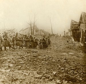 مشاة إغاثة في هجوم دواومون ، شمال فرنسا ، 1916 بواسطة غير معروف
