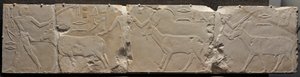 إغاثة الرجال الذين يجلبون حيوانات الصحراء ، ج. 2311-2281 ق. بواسطة غير معروف
