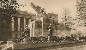 تمثيل في حجر هاوتزر 9 بوصة تسبب في جدل كبير ، c1935. بواسطة غير معروف
