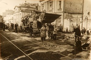 أعمال الطرق في شارع تفرسكايا ، موسكو ، اتحاد الجمهوريات الاشتراكية السوفياتية ، 1920s بواسطة غير معروف