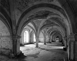 العمارة الرومانية: منظر للقاعة الكبرى للدير السيسترسي في فونتيني التي تأسست عام 1118 (كوت دور) بواسطة غير معروف