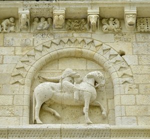 الفن الرومانسكي: تفاصيل الواجهة التي تصور Hugues de Surgeres و Geoffroy de Vendome أو الإمبراطور قسطنطين الأول العظيم الذي كان حصانه يطأ الهرطقة والمسيح منتصرًا في Evil and Death ، Notre Dame (Notre-Dame) de Surgeres (17700) بواسطة غير معروف