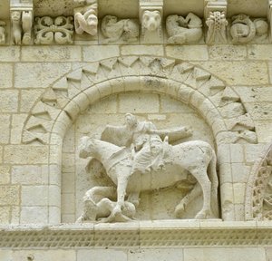 الفن الرومانسكي: تفاصيل الواجهة التي تصور Hugues de Surgeres و Geoffroy de Vendome أو الإمبراطور قسطنطين الأول العظيم الذي كان حصانه يطأ الهرطقة والمسيح منتصرًا في Evil and Death ، Notre Dame (Notre-Dame) de Surgeres (17700) بواسطة غير معروف