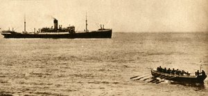 قاطع البحرية الملكية على وشك فحص أوراق السفن ، الحرب العالمية الأولى ، 1914-1918 ، 1933. بواسطة غير معروف