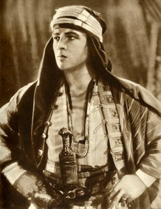 رودولف فالنتينو في الشيخ ، 1921 ، 1935. بواسطة غير معروف