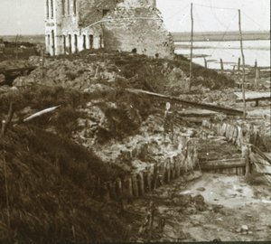 المبنى المدمر والخنادق على طول الساحل ، c1914-c1918 بواسطة غير معروف