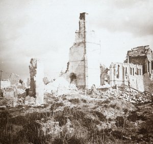 الكنيسة المدمرة ، تشوني ، شمال فرنسا ، c1914-c1918 بواسطة غير معروف