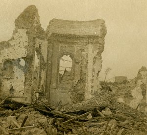 الكنيسة المدمرة ، كومبلز ، شمال فرنسا ، c1914-c1918 بواسطة غير معروف