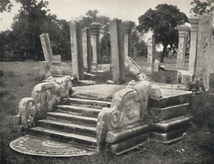 أنقاض صالة عمود أمام الدرج مع حجر القمر. اللوحة 79 ، أنورادابورا ، 1926 بواسطة غير معروف