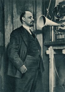 الزعيم البلشفي الروسي فلاديمير لينين في تسجيل إذاعي في الكرملين ، موسكو ، روسيا ، 1919 بواسطة غير معروف