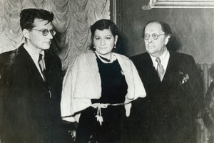 الملحن الروسي دميتري شوستاكوفيتش والمغنية ماريا ماكساكوفا والكاتبة أليكسي تولستوي ، 1943 بواسطة غير معروف