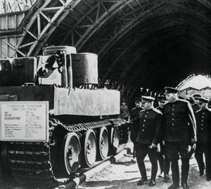 جنرالات روس يتفقدون معرضًا للأسلحة الألمانية التي تم الاستيلاء عليها ، روسيا ، 1943 بواسطة غير معروف