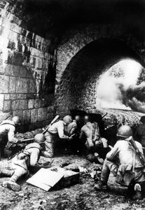 الجنود الروس في القتال بالقرب من ريغا ، لاتفيا ، 1944 بواسطة غير معروف