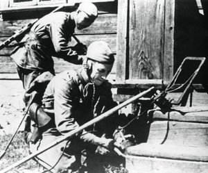 جنود روس مع كاشفات الألغام يقومون بتطهير منزل مفخخ ، الجبهة الشرقية ، 1944 بواسطة غير معروف