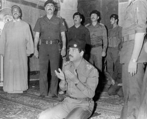 صلاة صدام حسين ، كربلاء ، العراق ، 1985 بواسطة غير معروف