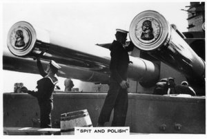 البحارة يقومون بتلميع بنادق 16 بوصة من طراز HMS Nelson ، 1937 بواسطة غير معروف