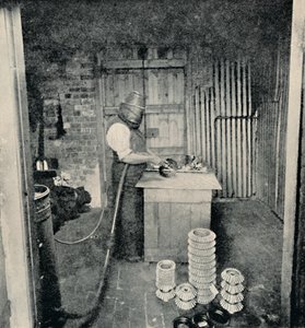عجلات معدات السفع بالرمل ، c1917 بواسطة غير معروف