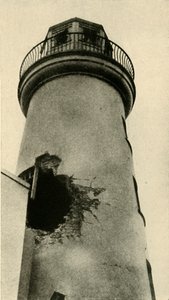 إصابة منارة سكاربورو بقنبلة ألمانية ، الحرب العالمية الأولى ، ديسمبر 1914 ، c1920. بواسطة غير معروف