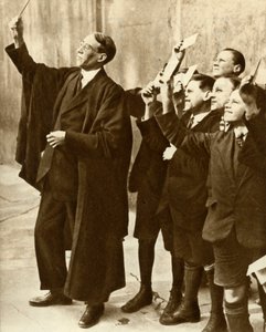 تلاميذ ومعلم يراقب كسوف الشمس ، بريطانيا ، 1921 ، 1935. بواسطة غير معروف