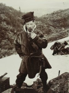 السويد. بذور تدخين الغليون مع غطاء رأس نموذجي. حوالي عام 1900 بواسطة غير معروف