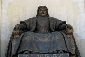 تمثال جالس لشينجيس خان في مبنى البرلمان في أولان باتور ، 2005 بواسطة غير معروف