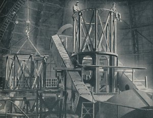 قسم تلو الآخر يتصاعد الهيكل الصلب الضخم لأسطوانة المومسات ، c1935 بواسطة غير معروف
