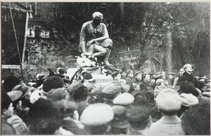 سيرجي يسنين في تكريس نصب كولتسوف رازين 1918 بواسطة غير معروف