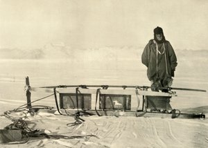شاكلتون واقفا بجانب المزلقة الجنوبية المكسورة ، c1908 ، 1909. بواسطة غير معروف
