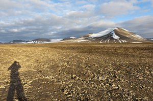 ظل تربة هيكلية بشرية متعددة الأضلاع على Plataberget ، قمة مغطاة بالثلوج Nordenskjoeldfjellet في الخلف ، بالقرب من Longyearbyen ، Spitsbergen ، سفالبارد ، النرويج ، أوروبا بواسطة غير معروف