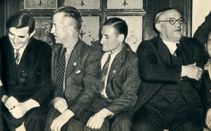 رفقاء السفن آشور. جون ج.وانانت ، إرنست بيفين ، مع البحارة التجاريين ، 1942 بواسطة غير معروف