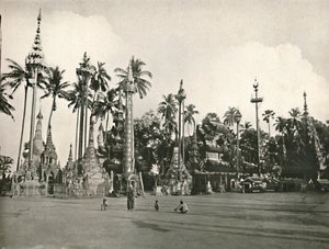 الأضرحة في معبد شوي داجون ، رانجون ، 1900. بواسطة غير معروف
