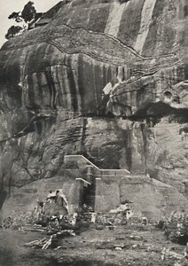 Sigiri ، جانب الصعود في الشمال ما يسمى Lowensteig ، والذي يتم تجديده عن طريق السلالم والسلالم والسور بواسطة غير معروف