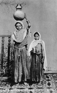 ناقلات المياه في السند ، الهند ، 1917 بواسطة غير معروف