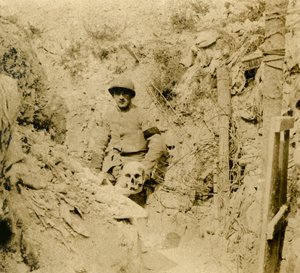 وجدت جمجمة مدفونة في الخنادق c1914-c1918 بواسطة غير معروف
