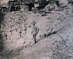 جندي بين صلبان خشبية ، c1914-c1918 بواسطة غير معروف