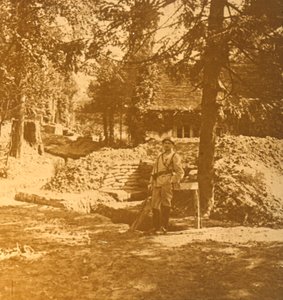 جندي خارج الخندق ، Bois des Loges ، شمال فرنسا ، c1914-c1918 بواسطة غير معروف