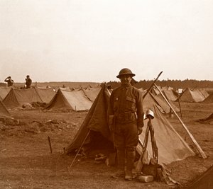 جندي يقف بجانب الخيمة ، المخيم الأمريكي ، ميليت ، فرنسا ، c1914-c1918. بواسطة غير معروف