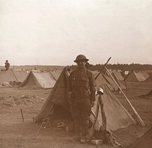 جندي يقف بجانب الخيمة ، المخيم الأمريكي ، ميليت ، فرنسا ، c1914-c1918. بواسطة غير معروف