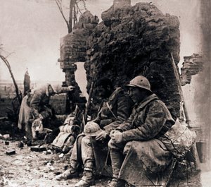 الجنود بين الأنقاض ، c1914-c1918 بواسطة غير معروف