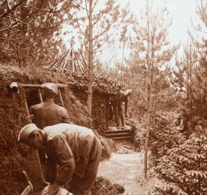جنود في ملاجئ مغطاة بالأرض ، جينيكورت ، شمال فرنسا ، c1914-c1918 بواسطة غير معروف