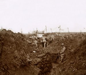 جنود في الخنادق ، Massiges ، شمال فرنسا ، c1914-c1918 بواسطة غير معروف