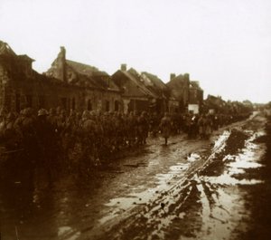 جنود يمشون في الماضي منازل تم تفجيرها ، الشمبانيا ، شمال فرنسا ، c1914-c1918 بواسطة غير معروف