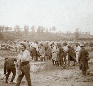 جنود يصطفون في الوحل من أجل المياه ، Genicourt ، شمال فرنسا ، c1914-c1918 بواسطة غير معروف