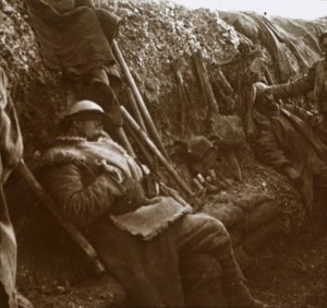 الجنود يستريحون في الخنادق ، c1914-c1918 بواسطة غير معروف