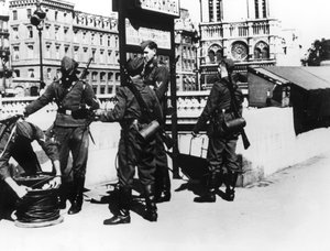 جنود بكابل هاتف على جسر سانت ميشيل ، باريس ، يونيو 1940 بواسطة غير معروف