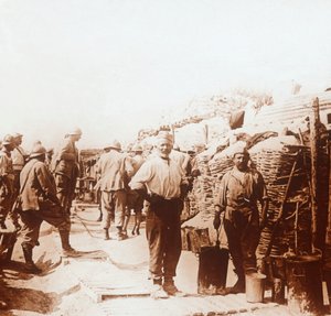 جنود مع حاويات معدنية ، c1914-c1918 بواسطة غير معروف