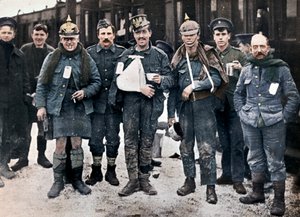 جرح بعض البهجة من قتال Neuve Chapelle ، مرتدين الخوذ الألمانية التي تم الاستيلاء عليها ، 1915 بواسطة غير معروف