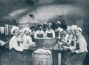 بعض الطهاة يعدون الحساء في Messagerie Van Gand ، c1914 بواسطة غير معروف