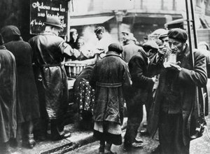 مطبخ حساء للمحتاجين ، Les Halles ، باريس المحتلة من قبل ألمانيا ، فبراير 1941 بواسطة غير معروف