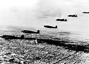 سرب هاينكل الألماني 111 قاذفة قنابل تحلق فوق باريس المحتلة ، يوليو 1940 بواسطة غير معروف